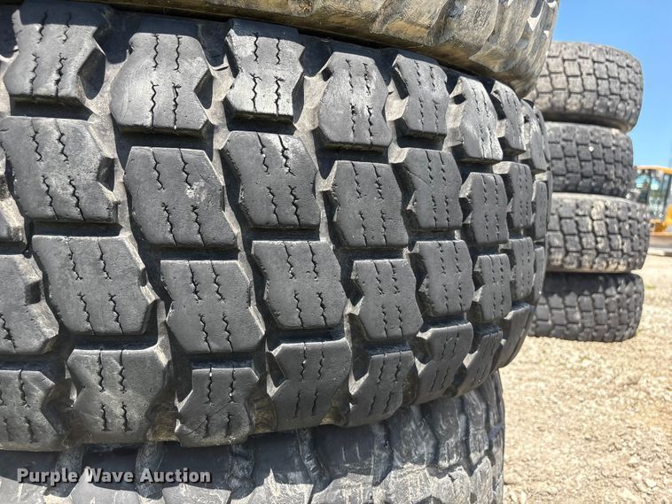 image for item EI5870 (4) 17.5R25 tires