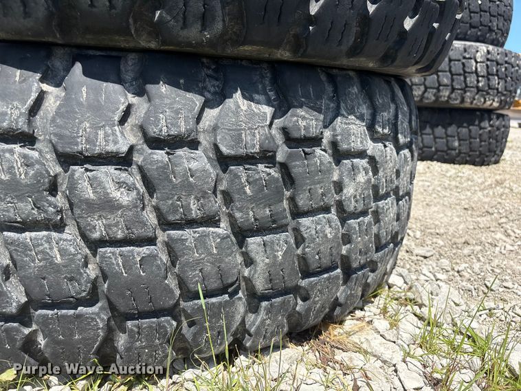 image for item EI5870 (4) 17.5R25 tires