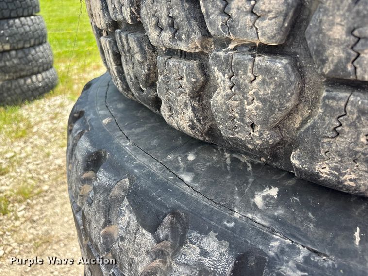image for item EI5870 (4) 17.5R25 tires