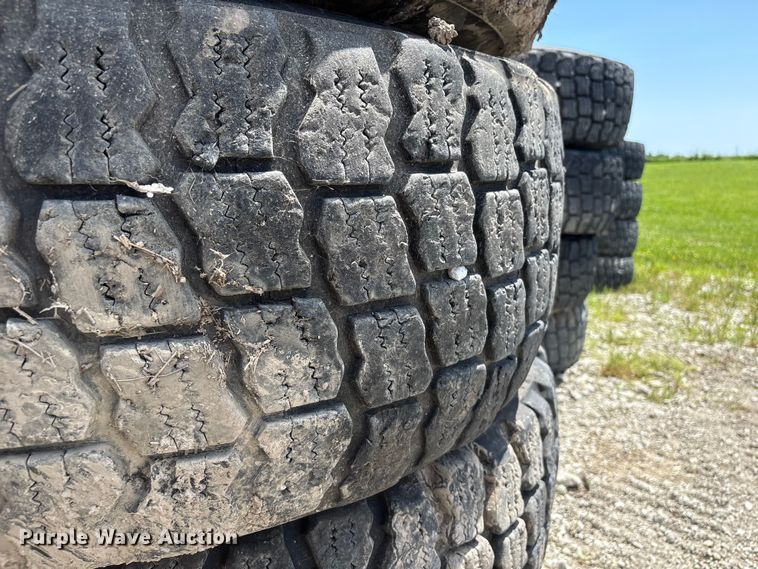 image for item EI5871 (5) 17.5R25 tires