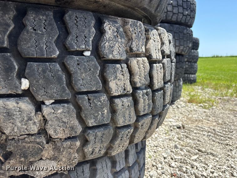 image for item EI5871 (5) 17.5R25 tires
