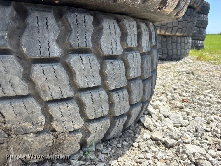 image for item EI5871 (5) 17.5R25 tires