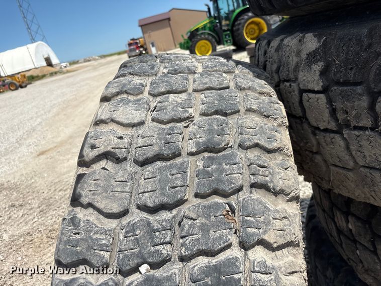 image for item EI5871 (5) 17.5R25 tires