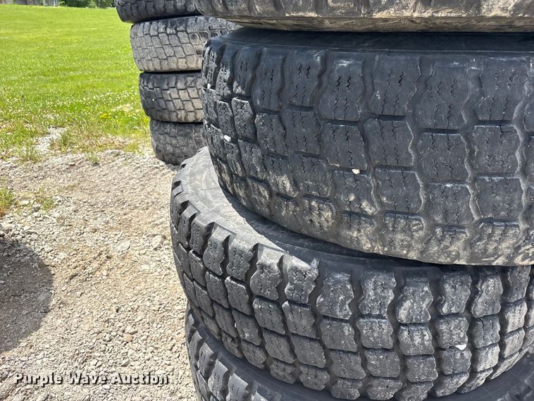 image for item EI5871 (5) 17.5R25 tires