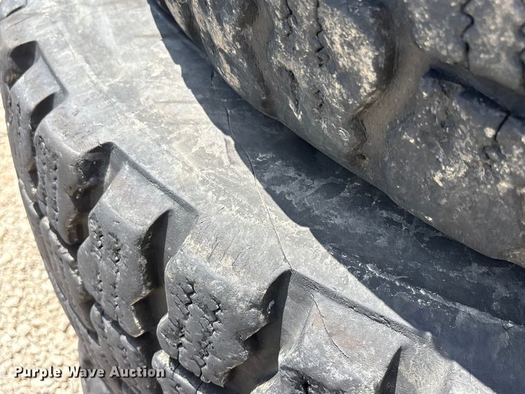 image for item EI5871 (5) 17.5R25 tires