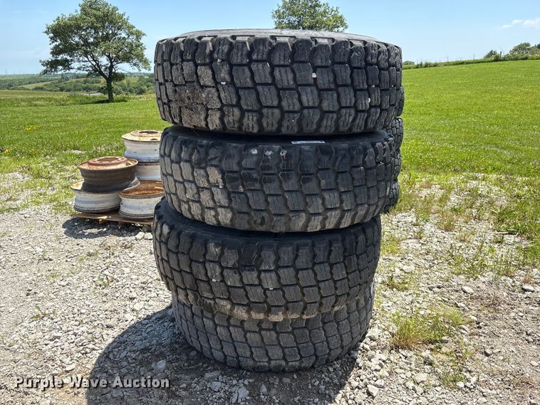 image for item EI5872 (4) 17.5R25 tires