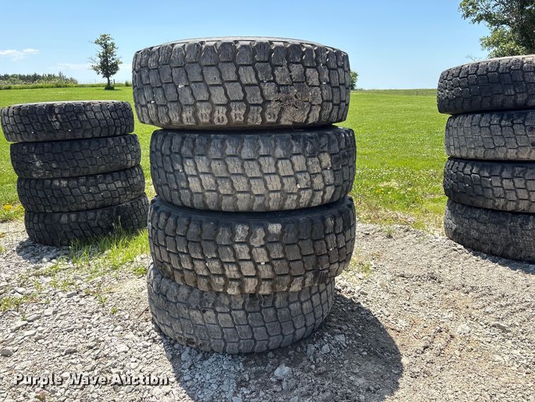 image for item EI5872 (4) 17.5R25 tires