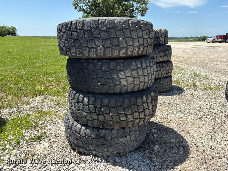 image for item EI5872 (4) 17.5R25 tires