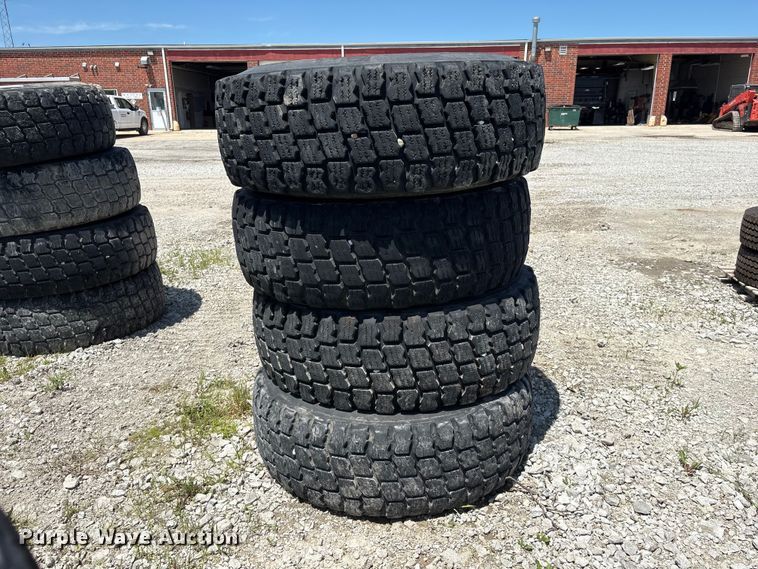 image for item EI5872 (4) 17.5R25 tires