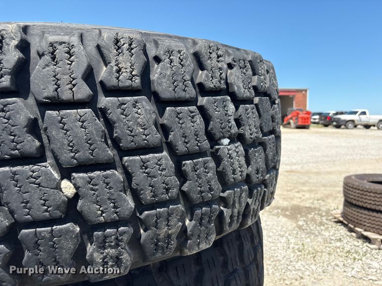 image for item EI5872 (4) 17.5R25 tires