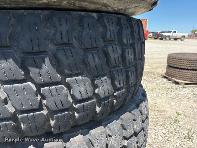 image for item EI5872 (4) 17.5R25 tires