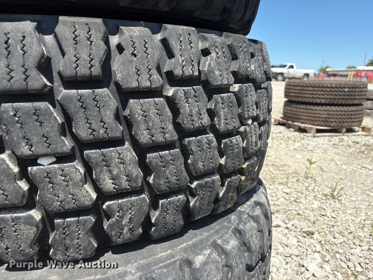 image for item EI5872 (4) 17.5R25 tires