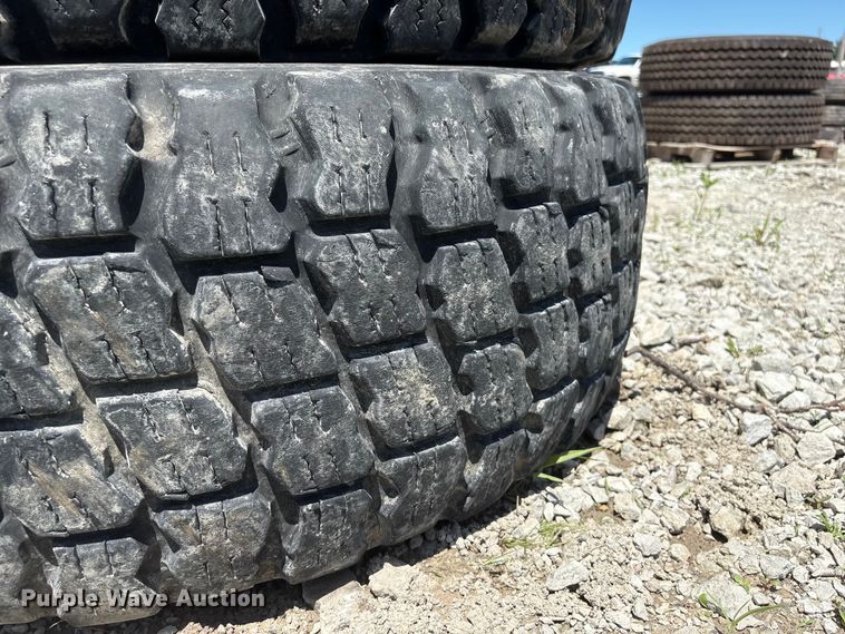 image for item EI5872 (4) 17.5R25 tires