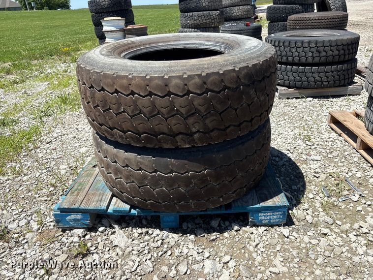 image for item EI5880 (2) Michelin XZY3 385/65R22.5 tires