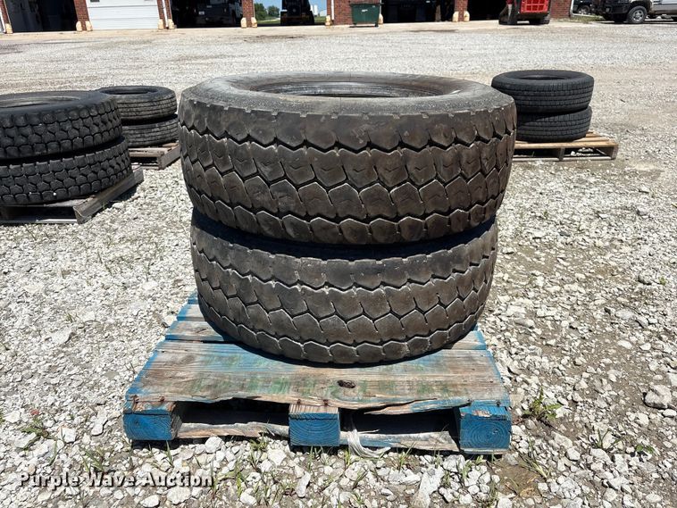 image for item EI5880 (2) Michelin XZY3 385/65R22.5 tires