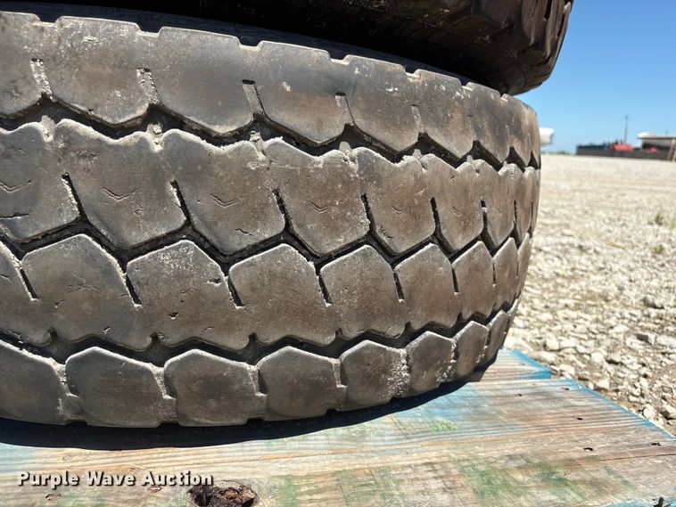 image for item EI5880 (2) Michelin XZY3 385/65R22.5 tires