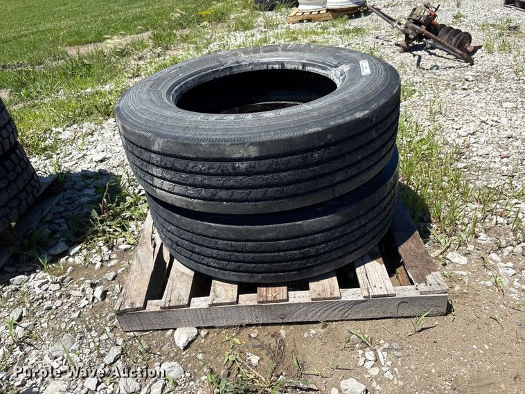 image for item EI5883 (2) Arisun AS673 275/70R22.5 tires