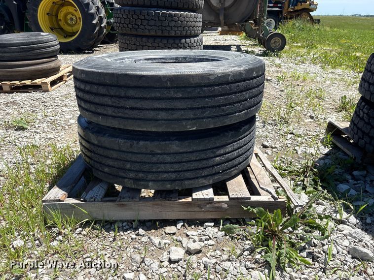 image for item EI5883 (2) Arisun AS673 275/70R22.5 tires