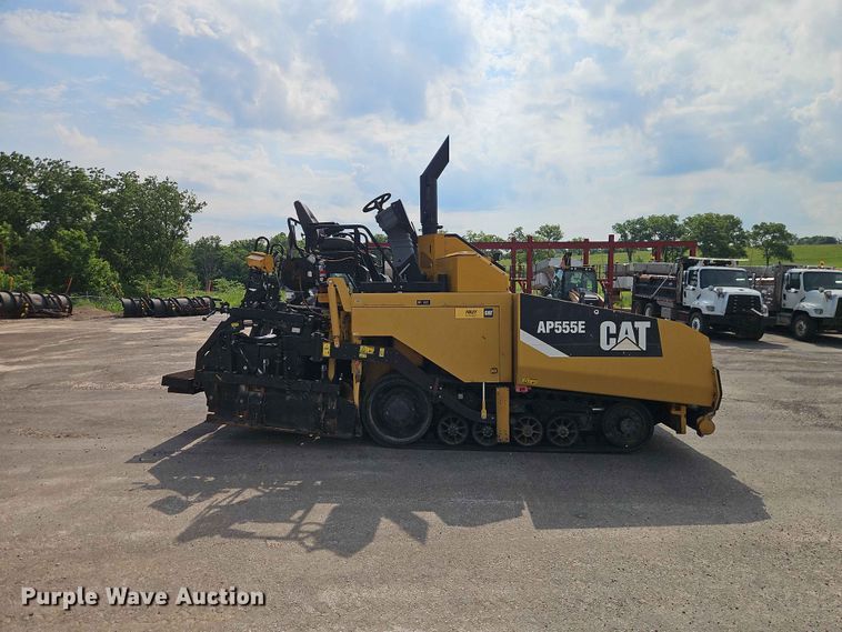 image for item EO7461 2011 Caterpillar  AP555E paver