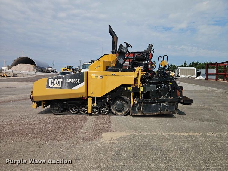 image for item EO7461 2011 Caterpillar  AP555E paver