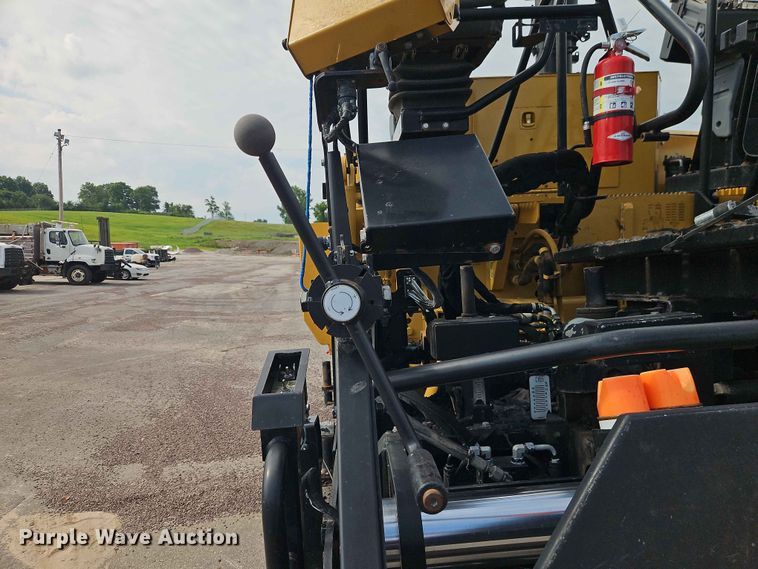 image for item EO7461 2011 Caterpillar  AP555E paver