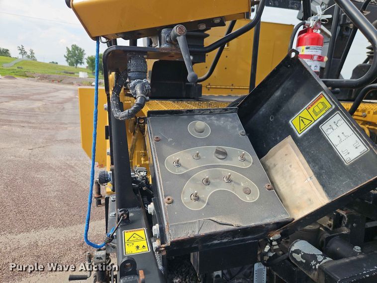 image for item EO7461 2011 Caterpillar  AP555E paver