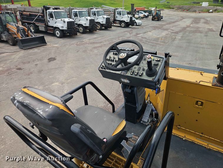 image for item EO7461 2011 Caterpillar  AP555E paver