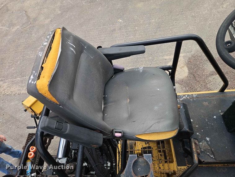 image for item EO7461 2011 Caterpillar  AP555E paver