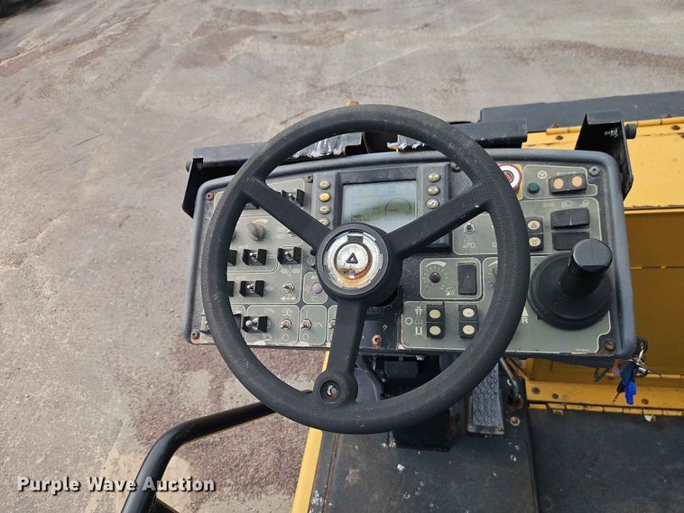 image for item EO7461 2011 Caterpillar  AP555E paver