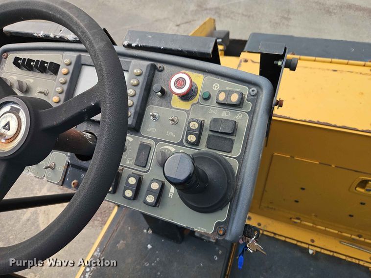 image for item EO7461 2011 Caterpillar  AP555E paver