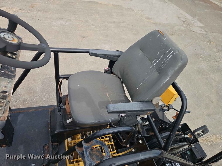 image for item EO7461 2011 Caterpillar  AP555E paver