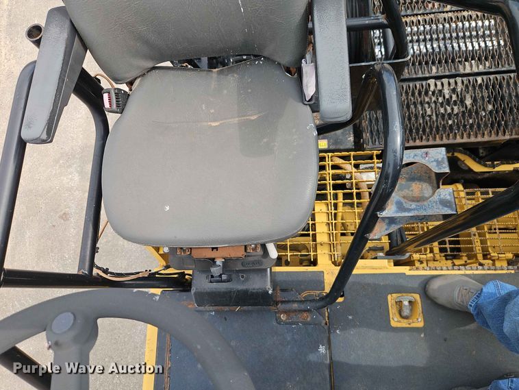 image for item EO7461 2011 Caterpillar  AP555E paver