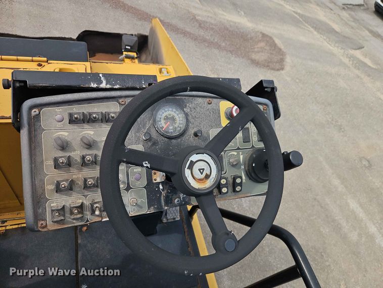 image for item EO7461 2011 Caterpillar  AP555E paver