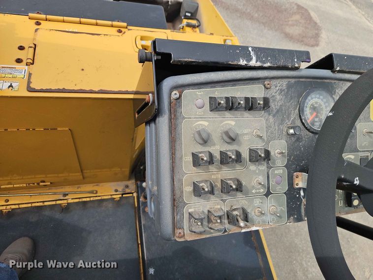 image for item EO7461 2011 Caterpillar  AP555E paver