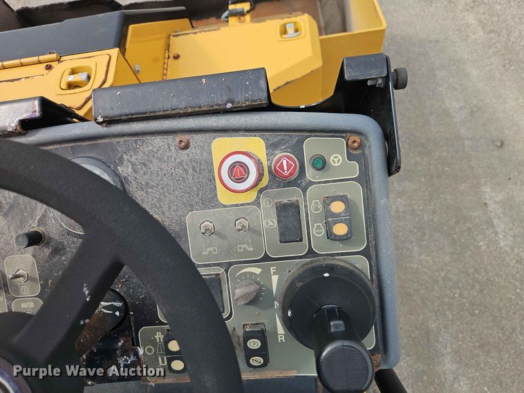image for item EO7461 2011 Caterpillar  AP555E paver