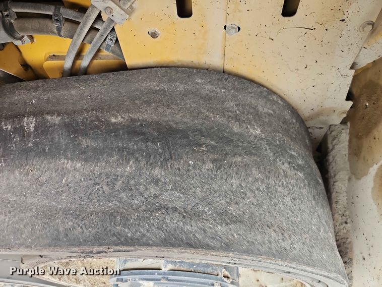 image for item EO7461 2011 Caterpillar  AP555E paver