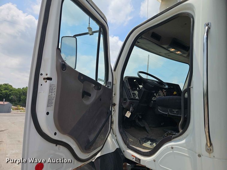 image for item EO7465 2018 Freightliner 108SD 