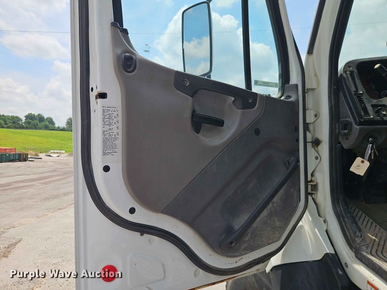 image for item EO7465 2018 Freightliner 108SD 