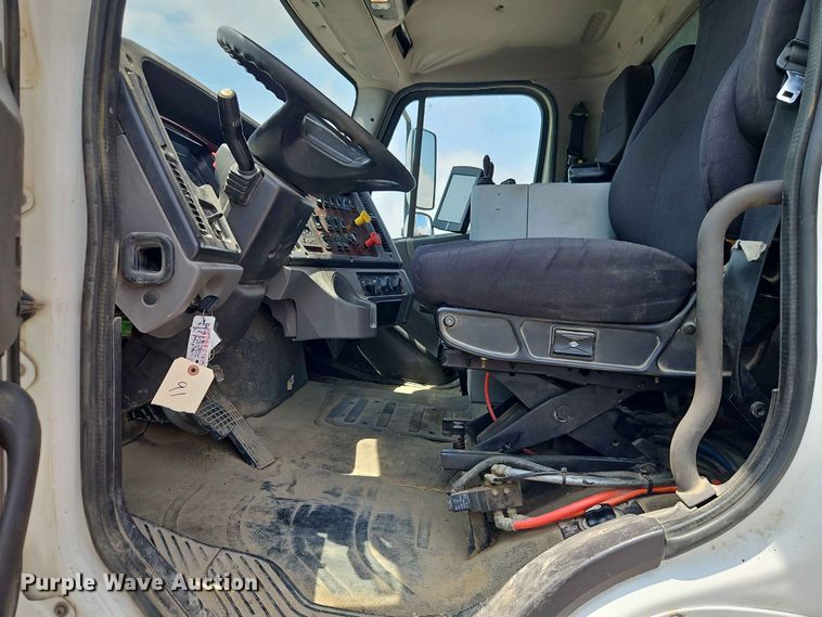 image for item EO7465 2018 Freightliner 108SD 