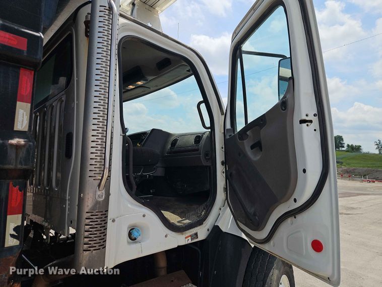 image for item EO7465 2018 Freightliner 108SD 