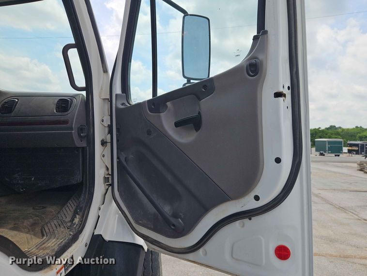 image for item EO7465 2018 Freightliner 108SD 