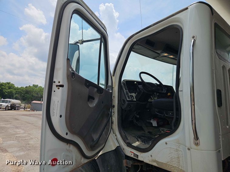 image for item EO7466 2018 Freightliner 108SD dump truck