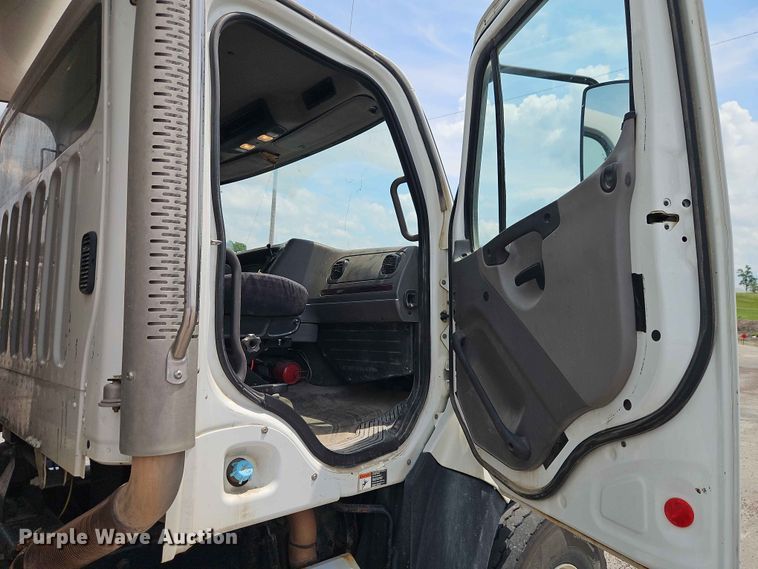 image for item EO7466 2018 Freightliner 108SD dump truck