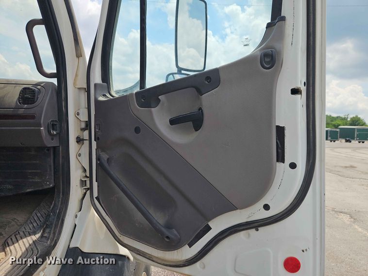 image for item EO7466 2018 Freightliner 108SD dump truck