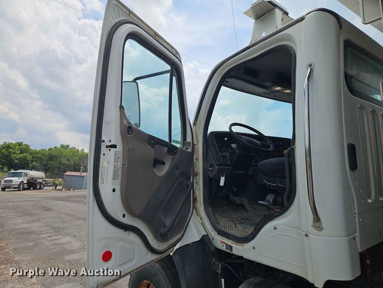 image for item EO7467 2018 Freightliner 108SD dump truck