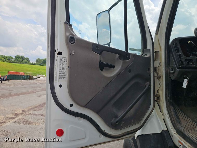 image for item EO7467 2018 Freightliner 108SD dump truck