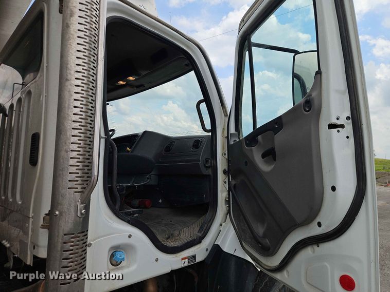 image for item EO7467 2018 Freightliner 108SD dump truck