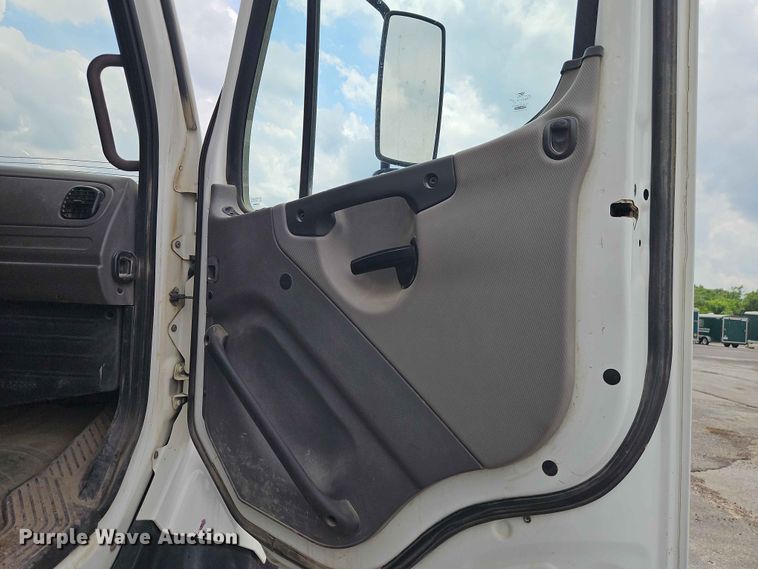 image for item EO7467 2018 Freightliner 108SD dump truck