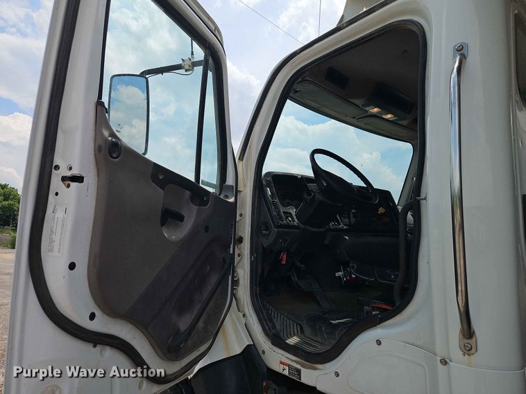 image for item EO7468 2018 Freightliner 108SD dump truck
