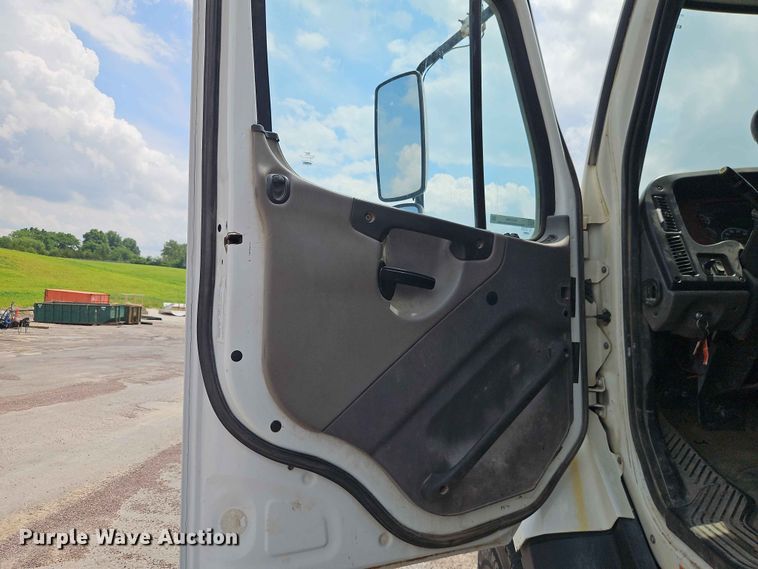 image for item EO7468 2018 Freightliner 108SD dump truck
